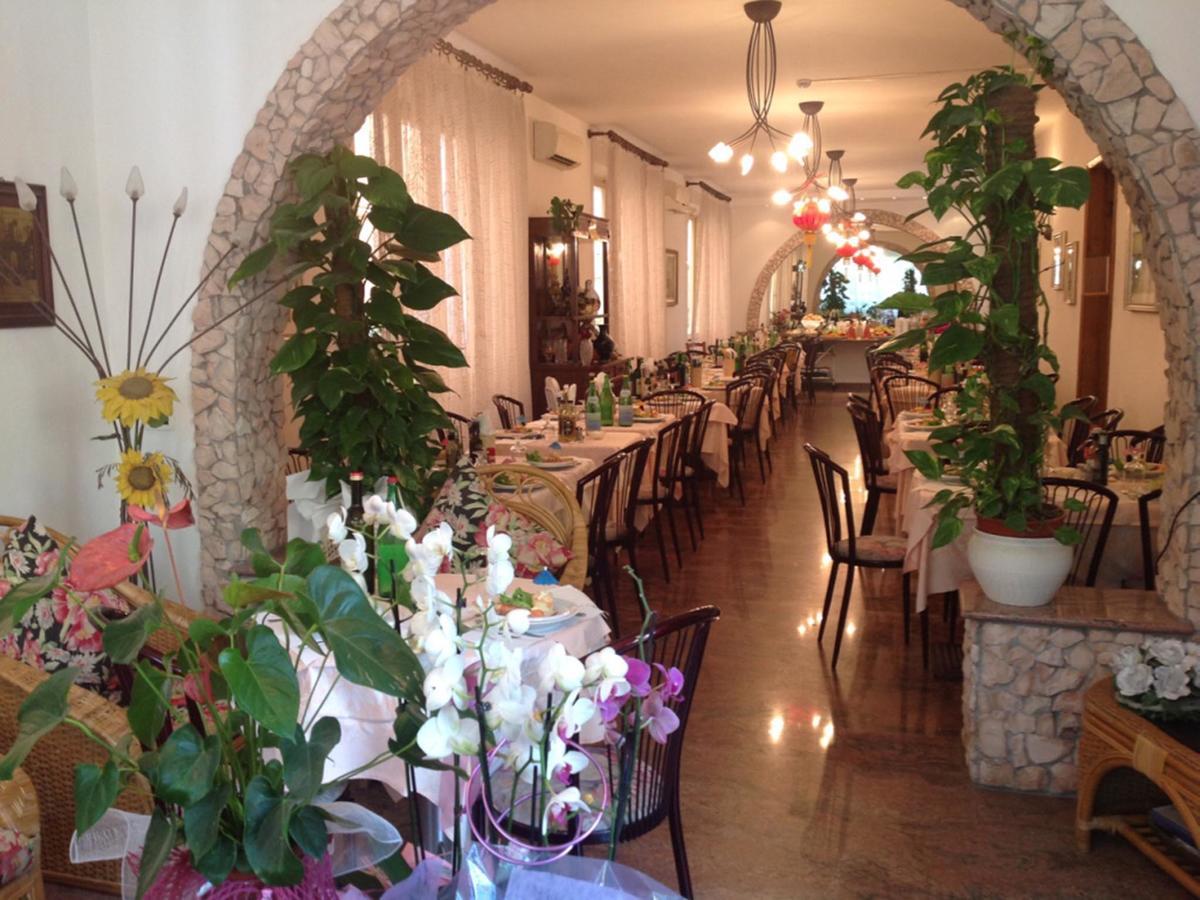 Hotel Pensione Ornella Чезенатико Экстерьер фото