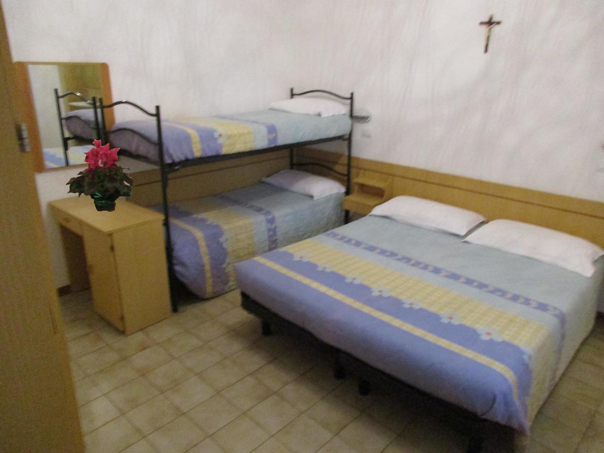 Hotel Pensione Ornella Чезенатико Экстерьер фото