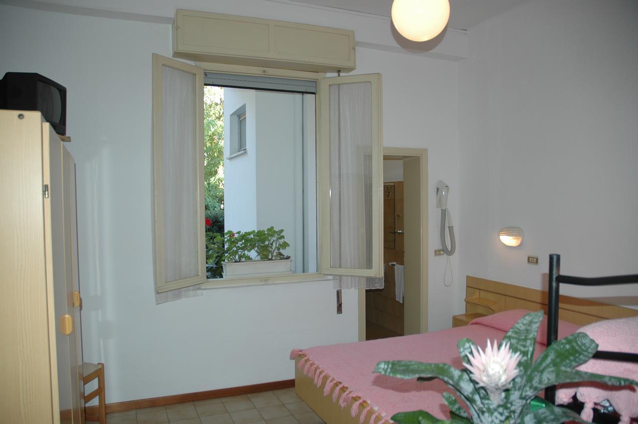 Hotel Pensione Ornella Чезенатико Экстерьер фото