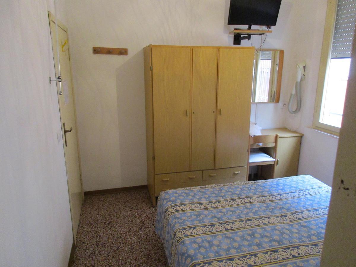 Hotel Pensione Ornella Чезенатико Экстерьер фото